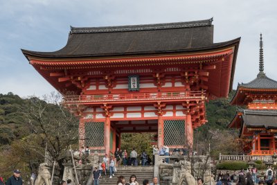 Le portail Nio-mon du temple Kiyomizu-dera, Kyoto. Photo : DXR, CC BY-SA 4.0, Wikimedia Commons.